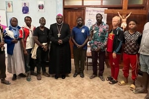 Les otages libérés, cinq prêtres, une religieuse et trois laïcs catholiques, qui avaient été enlevés le 16 septembre 2022 par des hommes armés à Nchang, un village du diocèse de Mamfé, au sud-ouest du Cameroun, reçus par leur évêque. © DR