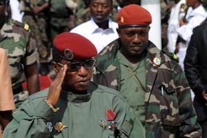 Le chef militaire de la Guinée, le capitaine Moussa Dadis Camara, suivi de son aide de camp Toumba Diakité, à Conakry, arrive le 2 octobre 2009. © SEYLLOU DIALLO / AFP