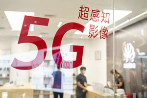 Le logo chinois de Huawei et la promotion de la 5G sur la vitrine d’une boutique de Shenzhen, Chine. © Alex Tai/SOPA Images via ZUMA Wire/REA