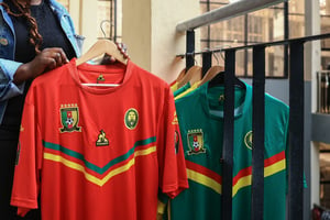 Sur le marché central de Yaoundé, des maillots des Lions indomptables produits par Le Coq sportif, équipementier dont la Fecafoot a mis fin au contrat au mois de juillet 2020. © Daniel Beloumou Olomo / AFP.