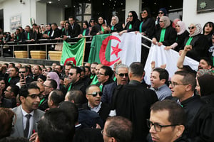 Manifestation des magistrats contre les immixtions du pouvoir dans les affaires judiciaires, à Alger, le 31 octobre 2019. Algerian judges and prosecutors at a demonstration in the Supreme Court in Algiers, the capital, on October 31, 2019, against what they consider to be an interference by the executive power in the judiciary. – The Algerian courts, including the Supreme Court, are deadlocked: judges and prosecutors launched an indefinite strike on 27 October to demand the independence of the judiciary after a massive reshuffle that affected thousands of people. 
© Billal Bensalem / NurPhoto/ AFP
