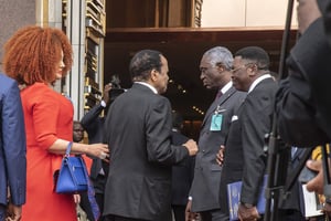 De g. à d. : Chantal et Paul Biya, Samuel Mvondo Ayolo, Ferdinand Ngoh Ngoh, au palais présidentiel, à Yaoundé, en juillet. © Maboup