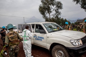 Des secouristes sur les lieux de l’assassinat de Luca Attanasio et de deux autres personnes, le 22 février 2021 près de Kipumba, dans l’est de la RDC. © Guerchom Ndebo/Getty Images/AFP