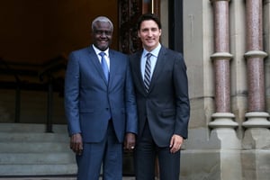 Moussa Faki Mahamat et Justin Trudeau, à Ottawa, le 26 octobre. Canadian Prime Minister Justin Trudeau (R) greets African Union Commission Chairperson Moussa Faki Mahamat on the front steps of Parliament Hill in Ottawa, Ontario, Canada, on October 26, 2022.
© DAVE CHAN/AFP