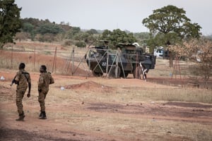 Des officiers de l’armée burkinabè patrouillent près d’un véhicule blindé français stationné à Kaya, capitale de la région du centre-nord du Burkina Faso. © OLYMPIA DE MAISMONT / AFP
