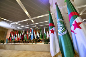Les drapeaux des pays de la Ligue arabe au CIC qui accueille le sommet des chefs d’État de la Ligue à Alger, le 1er novembre 2022. © Fethi Belaid / AFP