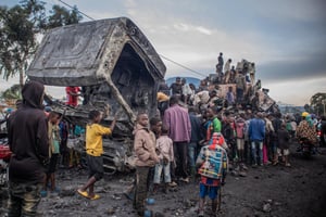 Un véhicule des Nations unies détruit par la foule en colère, à Kanyaruchinya, sur le territoire de Nyiragongo, au nord de la ville de Goma, le 2 novembre 2022. © Aubin Mukoni / AFP