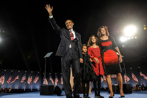 Barack Obama avec son épouse Michelle et leurs filles Sasha et Malia, le soir sa victoire, à Chicago, le 4 novembre 2008. © Emmanuel Dunand / AFP
