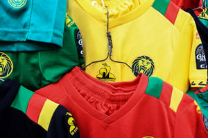 Des maillots des Lions indomptables produits par Le Coq sportif, au marché central de Yaoundé le 23 septembre 2022. © Daniel Beloumou Olomo/AFP