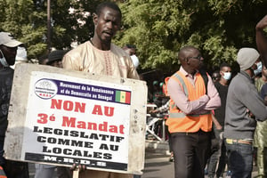 Lors d’une manifestation intitulée « Peuple pour l’indépendance de la justice » à Dakar, le 17 décembre 2021. © SEYLLOU/AFP
