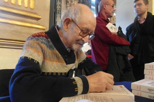 Saddek Hadjeres au salon Maghreb des Livres, à Paris, en février 2015. © Wikipedia