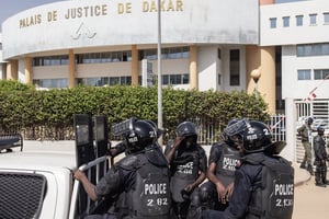 Des officiers de police sécurisent le Palais de justice de Dakar, où comparaissait l’opposant Ousmane Sonko dans le cadre de l’affaire Adji Sarr, le 3 novembre 2022. © John Wessels/AFP