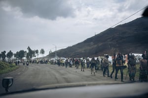 Des centaines de personnes déplacées ont fui l’avancée de la rébellion du M23 et marchent le long de la route nationale à Kanyaruchinya, le 2 novembre 2022. © ALEXIS HUGUET / AFP