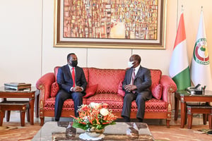 Le président Alassane Ouattara (D) et Pascal Affi N’Guessan (G), président du FPI, au palais présidentiel d’Abidjan le 28 octobre 2021. © Sia Kambou/AFP
