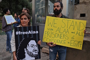 Des manifestants se sont rassemblés le 7 novembre 2022 devant l’ambassade britannique de Beyrouth, au Liban, pour demander la libération du militant Alaa Abdel Fattah, figure de la révolution de 2011. © Anwar Amro / AFP.