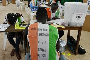Des agents de la Commission électorale indépendante dans un bureau de vote durant l’élection présidentielle, le 31 octobre 2020. © Issouf SANOGO / AFP