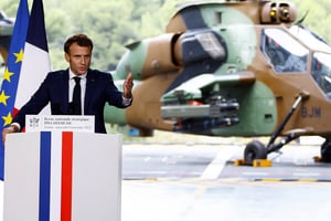 Emmanuel Macron présente la nouvelle loi de programmation militaire (2024-2030) sur le porte-hélicoptères amphibie Dixmude amarré à la base de la Marine nationale de Toulon, le 9 novembre 2022. © ERIC GAILLARD / POOL / AFP