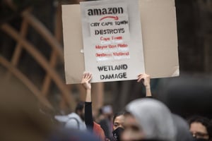 Des opposants à la construction du siège africain d’Amazon, au Cap, le 16 juin 2021. © AFP / RODGER BOSCH