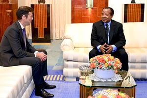 Paul Biya reçoit Franck Paris, le conseiller Afrique du président Macron, le 8 novembre 2022. © PRC CM
