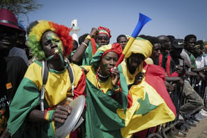 Les supporters des « Lions » du Sénégal attendent le retour de leur équipe à Dakar, le 7 février 2022, après qu’elle a remporté la Coupe d’Afrique des nations. © Sylvain Cherkaoui