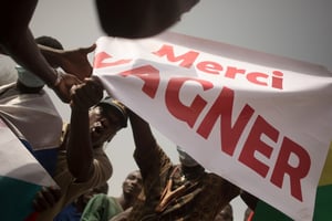 Manifestants du mouvement Yerewolo, hostiles à la France, à Bamako, le 19 février 2022. © FLORENT VERGNES / AFP