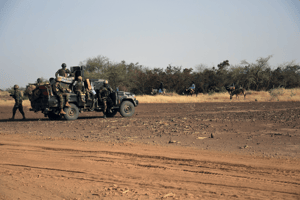 Un détachement d’éléments des forces spéciales anti jihadistes « Almahaou » patrouille dans la région de Tillabéri, le 6 novembre 2021. © BOUREIMA HAMA / AFP
