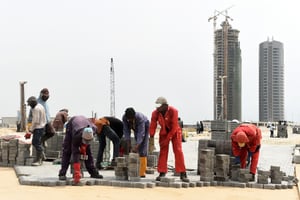 Des ouvriers sur les chantiers d’Eko Atlantic City, à Lagos, en novembre 2016. © PIUS UTOMI EKPEI / AFP