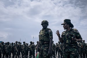 Des soldats kényans à leur arrivée sur le tarmac de l’aéroport de Goma, dans l’est de la RDC, le 12 novembre 2022. © ALEXIS HUGUET / AFP
