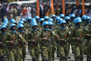 Des soldats ivoiriens de la MINUSMA défilent aux célébrations du 59e anniversaire de l’indépendance de la Côte d’Ivoire à Abidjan, le 7 août 2019. © SIA KAMBOU/AFP