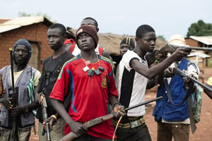 Des anti-Balaka posent avec des fusils dans la rue principale de Njoh, en Centrafrique, le 24 septembre 2013. © Michael Zumstein/Agence VU