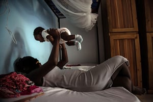 Une pensionnaire de la Maison Kayam de Dakar, joue avec son bébé le 26 octobre 2022. © Annika Hammerschlag pour JA