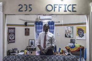 Succès Masra, dans son bureau au siège du parti du parti d’opposition tchadien  » Les Transformateurs « à N’djamena, le 8 avril 2021. © MARCO LONGARI/AFP
