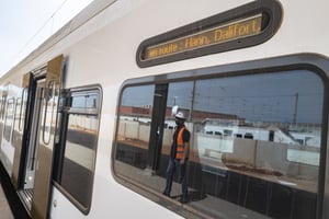 Le TER de Dakar et ses quinze trains Alstom Regiolis révolutionnent la mobilité au sein de la capitale sénégalaise. © Sylvain Cherkaoui pour JA
