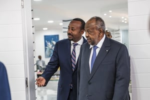 Le président djiboutien Ismaïl Omar Guelleh (d.) reçu à Addis-Abeba par le Premier ministre éthiopien Abiy Ahmed, le 28 mars 2022. © EDUARDO SOTERAS/AFP