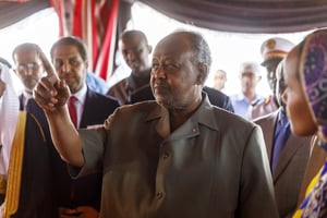 Ismaïl Omar Guelleh a recentré ses priorités sur le social : emploi, santé, éducation, logement… Comme ici, en 2018, lors du lancement d’un programme d’appartements sociaux dans la commune populaire de Balbala (Djibouti-ville), qui ont été livrés en février 2022. © Patrick Robert