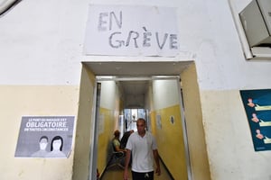 Un journaliste en grève, employé par le journal algérien El-Watan, à Alger, le 27 juillet 2022. © AFP