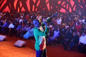 A’Salfo au concert-anniversaire des 20 ans de carrière du groupe Magic System, à Abidjan, le 5 août 2017. © SIA KAMBOU/AFP