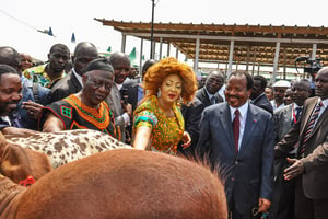 Paul et Chantal Biya au comice agro-pastoral Ebolwa, ici avec l’opposant John Fru Ndi (à gauche de l’épouse du président), dans son stand d’élevage de bovins. © MABOUP