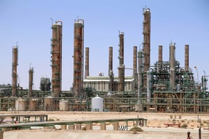 Une raffinerie de pétrole dans la ville de Ras Lanuf, dans le nord de la Libye, le 3 juin 2020. A picture taken on June 3, 2020 shows an oil refinery in Libya’s northern town of Ras Lanuf. – Libya’s National Oil Company said Monday it had restarted production at Al-Fil oil field, closed since January by the forces of eastern military strongman Khalifa Haftar. The NOC’s announcement came a day after output resumed at Al-Sharara oil field, the country’s largest, following a string of victories against Haftar by forces backing Libya’s Tripoli-based unity government. 
© AFP
