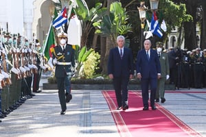 Le président cubain Miguel Diaz-Canel (au c.) au côté du président algérien Abdelmadjid Tebboune (à dr.). © Presidency of Algeria/Anadolu Agency via AFP.