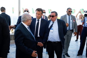 Le ministre algérien des Affaires étrangères Ramtane Lamamra, en discussion avec le président français Emmanuel Macron et l’historien Benjamin Stora, à Alger, le 25 août 2022. © Ludovic Marin/AFP