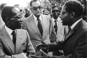Léopold Sédar Senghor (à g.) et Aimé Césaire (à dr.), à Dakar, en 1973. © Collection Léopold Sédar Senghor