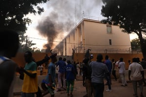 Des manifestations le 1er octobre 2022 devant l’ambassade française lors du coup d’Etat d’Ibrahim Traoré, au Burkina Faso. © AFP