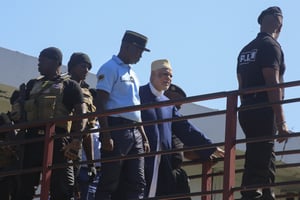 L’ex-président comorien Ahmed Abdallah Sambi a comparu lundi 21 novembre devant la Cour de sûreté de l’État, à Moroni, pour « haute trahison ». © YOUSSOUF / AFP