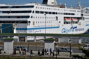 Le ferry de passagers Tassili II, battant pavillon algérien, de la compagnie Algérie Ferries amarré au port d’Alger, le 16 mars 2021. © RYAD KRAMDI / AFP