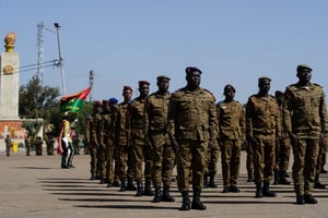 Cérémonie de décoration de soldats lors du 62e anniversaire de la création de l’armée burkinabè, à Ouagadougou, le 1er novembre 2022. © Martin Demay / AFP