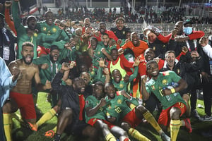 L’équipe du Cameroun fête sa victoire sur l’Algérie qui qualifie les Lions indomptables pour la Coupe du monde, le 29 mars 2022. © Belghoul/PP Agency/Sipa