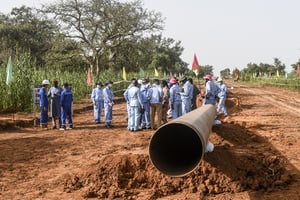 Des ouvriers nigériens et chinois sur le chantier de l’oléoduc Niger-Bénin, dans la région de Gaya, le 10 octobre 2022. © Boureima Hama/AFP