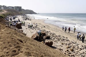 Des volontaires nettoient la plage du Cap Manuel, à Dakar, le 29 février 2020.