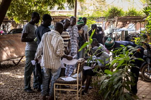 Des hommes font la queue avec leurs lettres de demande d’inscription en tant que VDP dans le gouvernorat de Ouagadougou, le 16 novembre 2022. © OLYMPIA DE MAISMONT